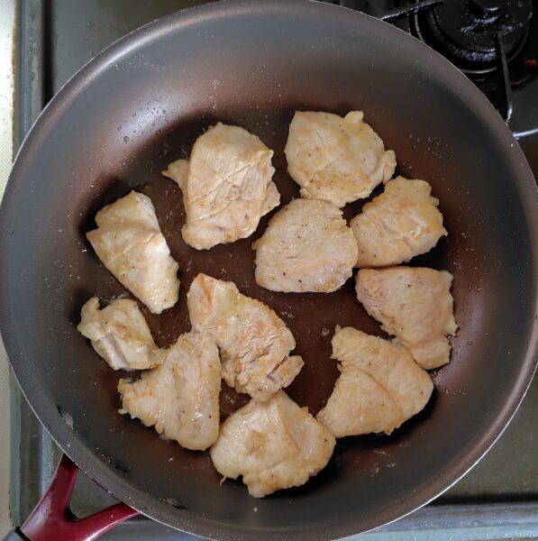 鶏肉を焼いているフライパンの様子
