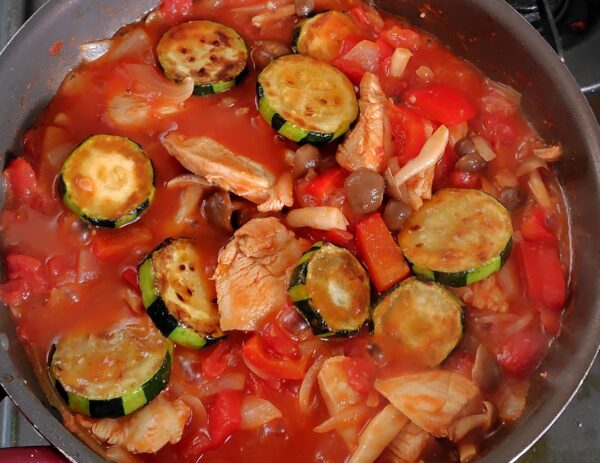 鶏肉のトマト煮を煮込んでいるフライパンの様子